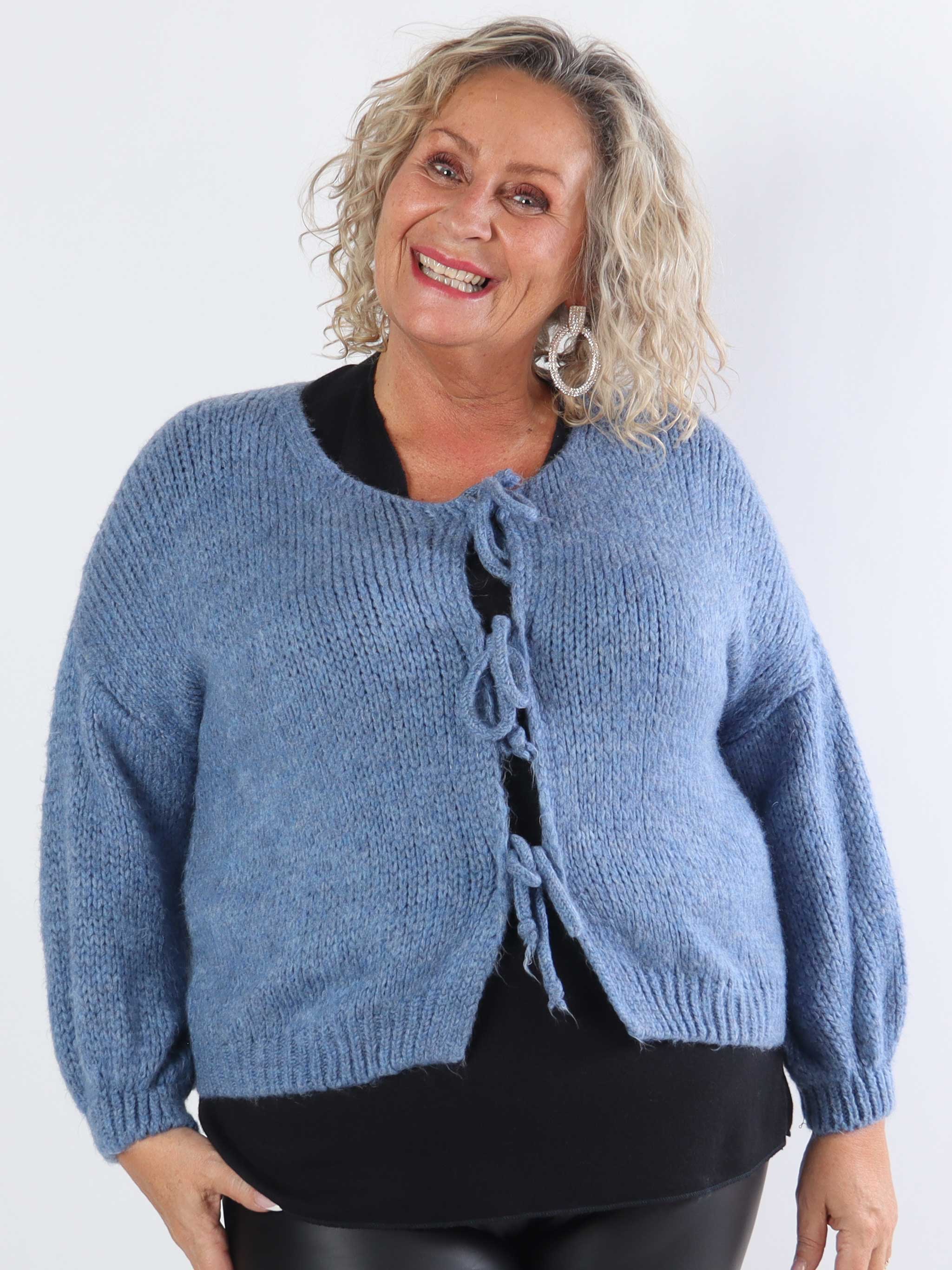 Kimberly - Sød plus size strikcardigan med sløjfer